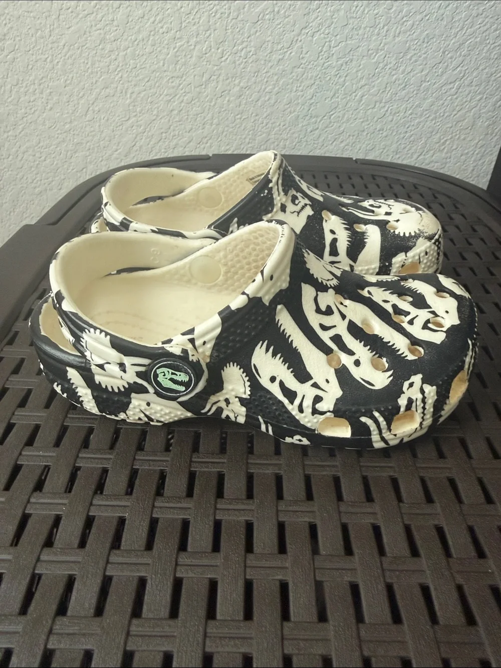 CROCS Glow-In-The-Dark Dino Clog - Toddler Black / Glow Green